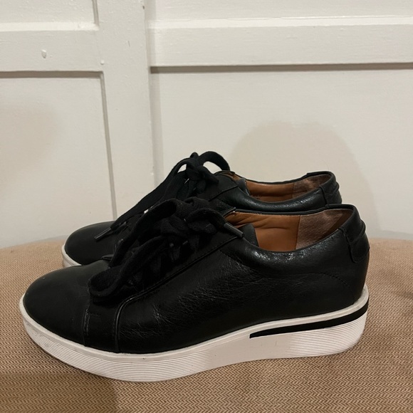 Gentle Souls by Kenneth Cole black leather sneakers. 5.5 - Picture 3 of 5